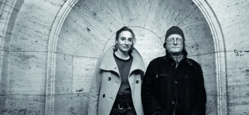 Portrait des Kuenstler-Duos vor einer Stein-Wand