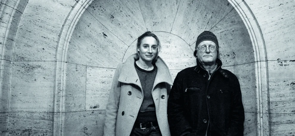 Portrait des Kuenstler-Duos vor einer Stein-Wand