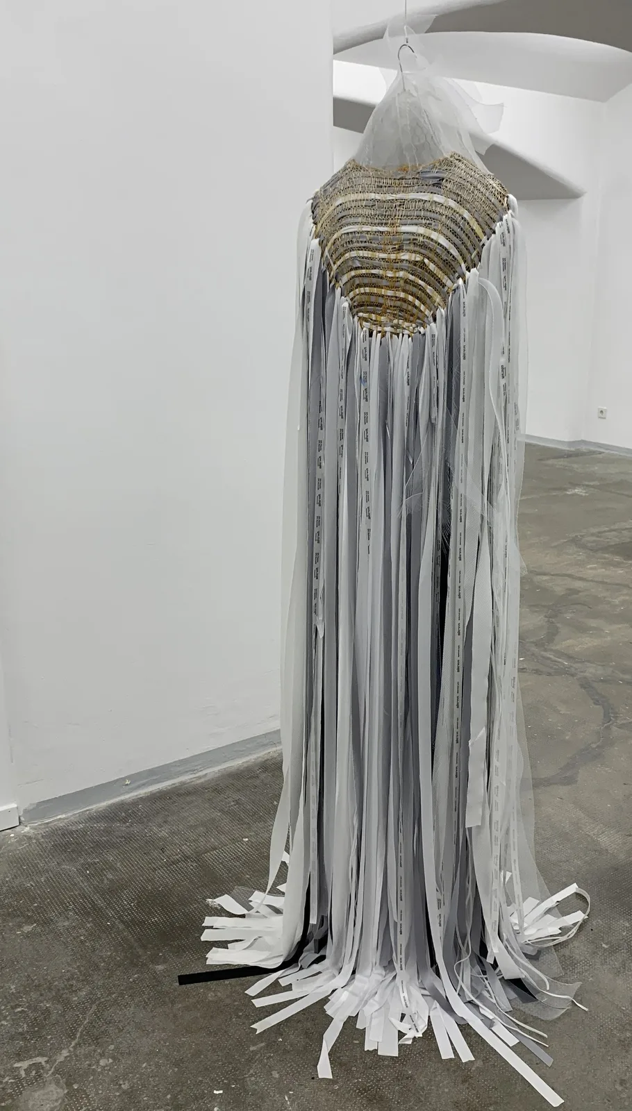 
              Gewand - verwoben, Assemblage mit Webtechnik,  © Annette Hecht-Bauer 2024              