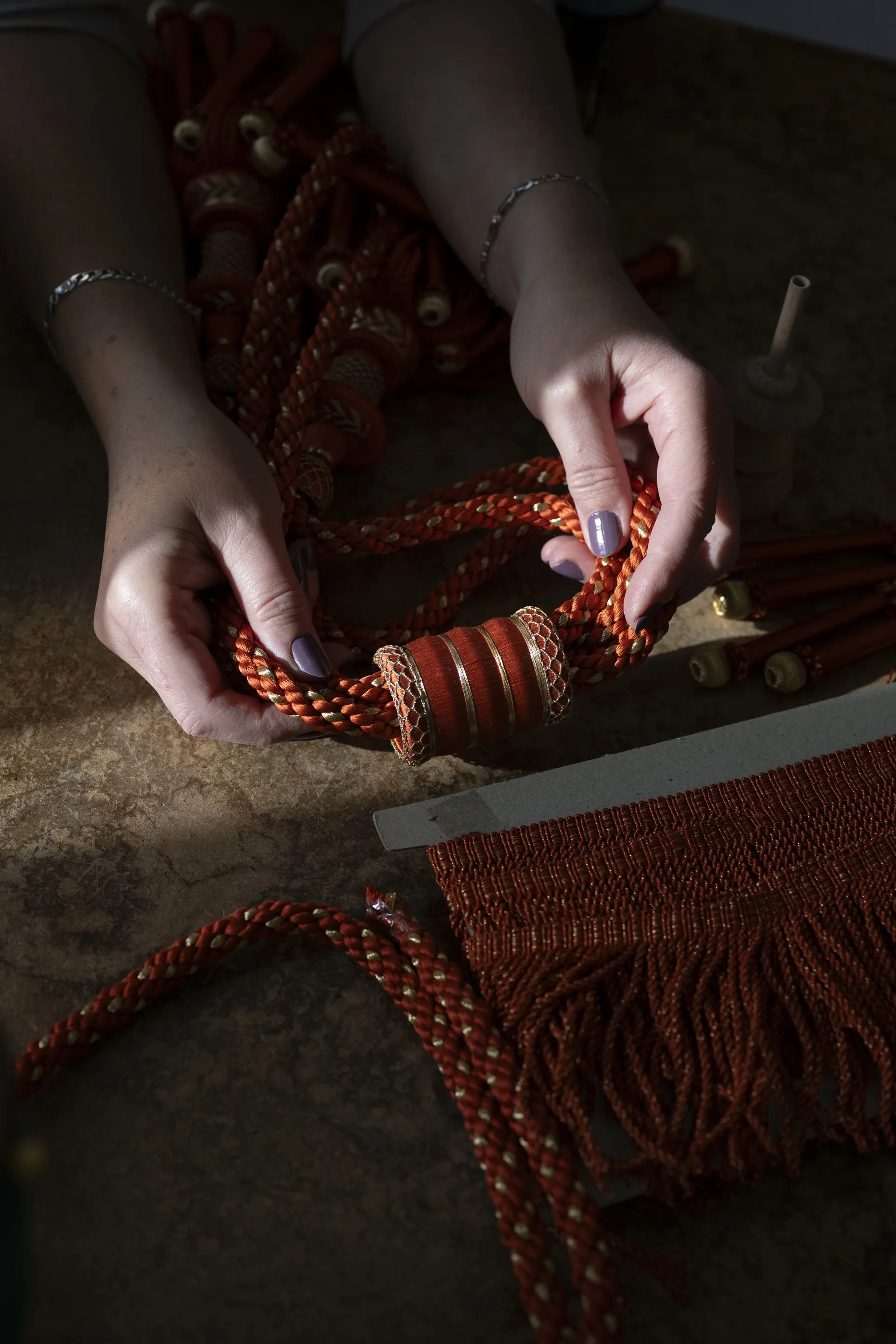 
              Aus der Serie AM SEIDENEN FADEN: In Handarbeit werden Quasten nach historischem Vorbild gefertigt. © Heike Zappe, 2024.              