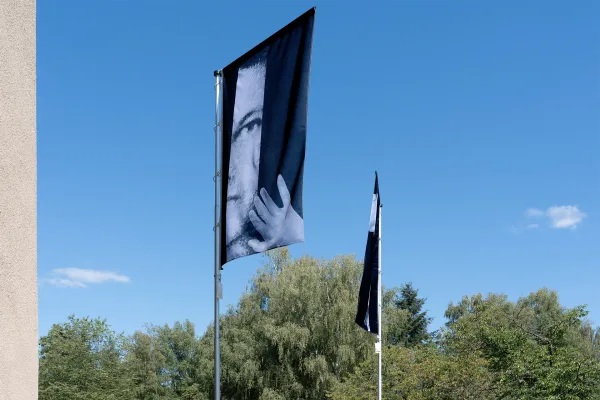 Flagge mit Portrait eines KZ-Insassen