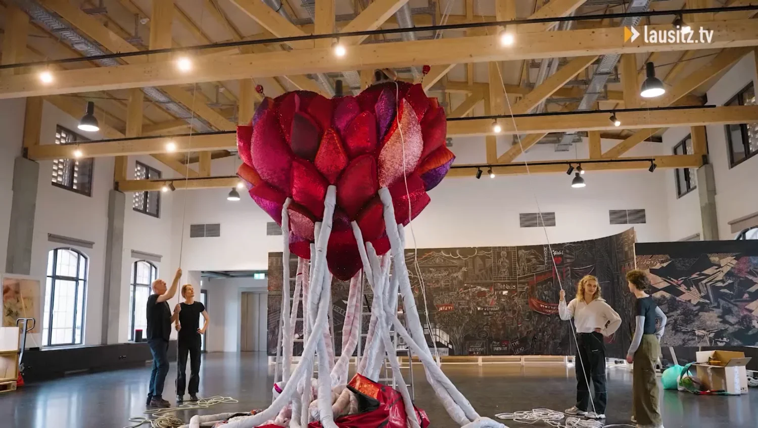 Team im Aufbau der Ausstellung