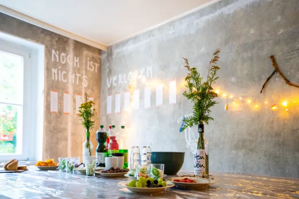 Ein gedeckter Tisch in einem verlassenen Haus