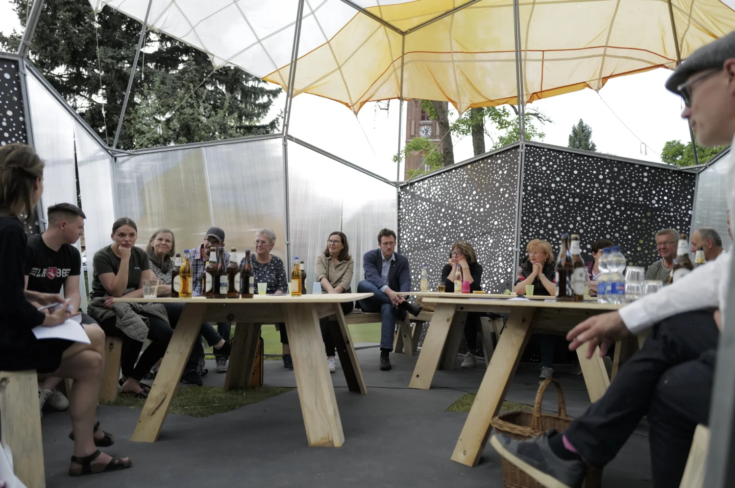Menschen diskutieren an einem Tisch