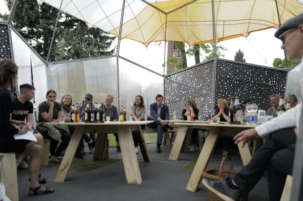 Menschen diskutieren an einem Tisch
