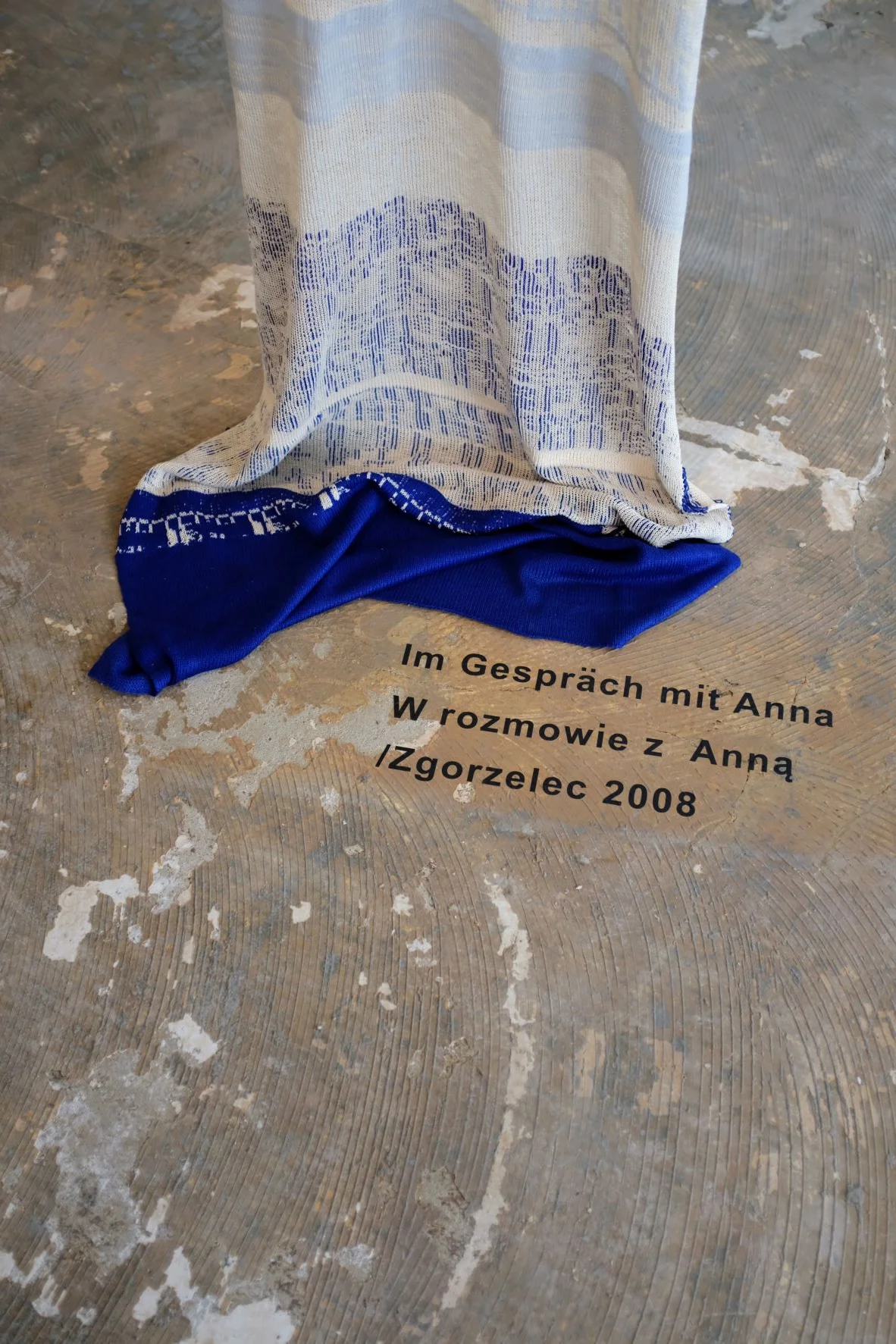 gestrickter Stoff auf dem Boden mit einem Text