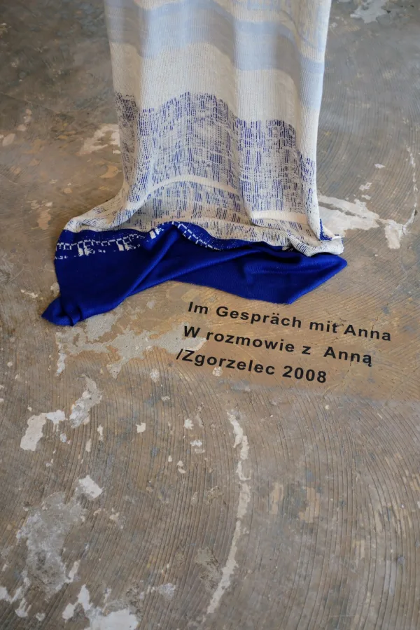 gestrickter Stoff auf dem Boden mit einem Text