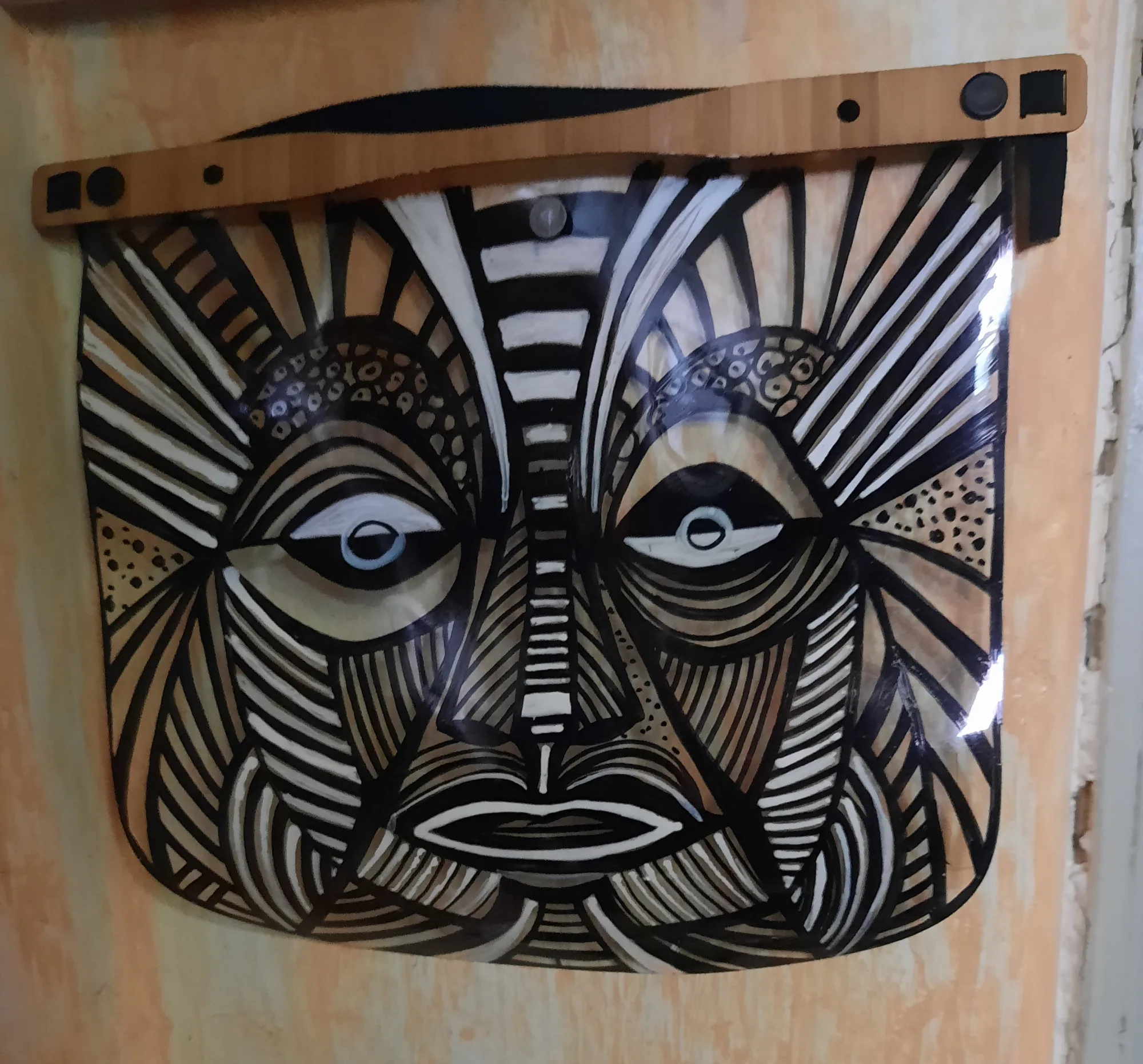 
                            Masken- und Figurenbau mit Katharina Lewonig              